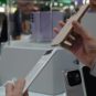 À côté du Tecno Spark Slim, l'iPhone 16 Pro Max a l'air énorme. // Source : Numerama