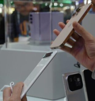 À côté du Tecno Spark Slim, l'iPhone 16 Pro Max a l'air énorme. // Source : Numerama