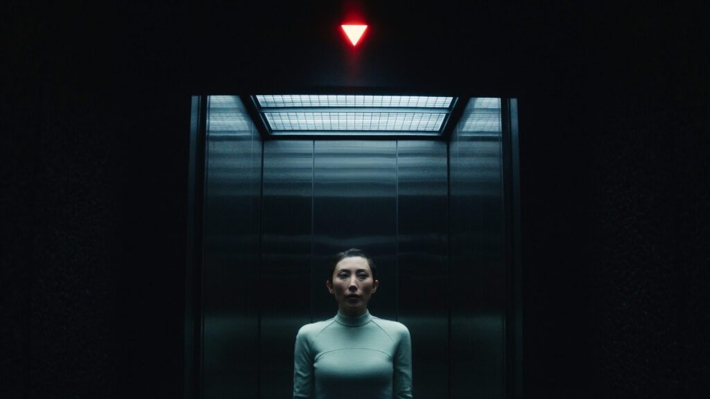 Gemma dans l'ascenseur maudit.