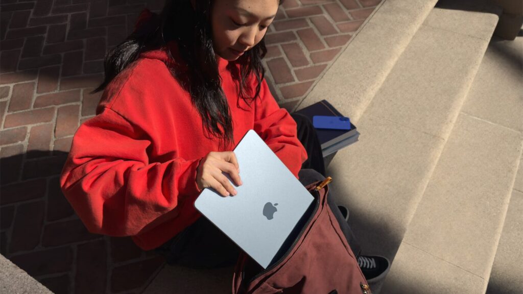 Le MacBook Air M4 en bleu.