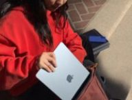 Le MacBook Air M4 en bleu.