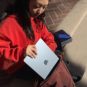 Le MacBook Air M4 en bleu.