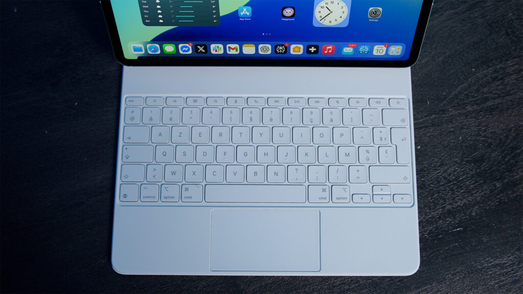 Le nouveau clavier de l'iPad Air M3 est en plastique et introduit la nouvelle touche Mute.  // Source : Nino Barbey / Numerama