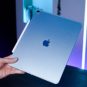 Le dos de l'iPad Air M3 est simple : il n'y a plus qu'une pomme. // Source : Nino Barbey / Numerama Le dos de l'iPad Air M3 est simple : il n'y a plus qu'une pomme. // Source : Nino Barbey / Numerama