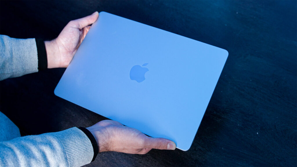 Apple MacBook Air M4 // Source : Nino Barbey / Numerama