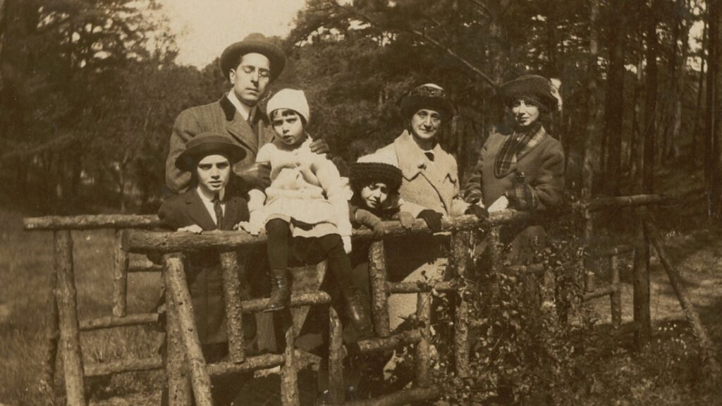 Photo de famille datant de 1911 où l'on voit Maria Branyas Morera. // Source : Desconegut / Wikimédias Commons