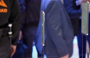 Au MWC de Barcelone, le Galaxy S25 Edge était exposé sous cette forme. Impossible de le toucher.