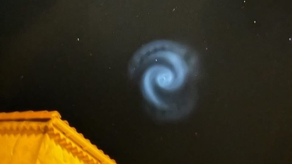 Non, la spirale bleue n'était pas un ovni. // Source : Via X @AssoMeteoCVDL (photo recadrée)