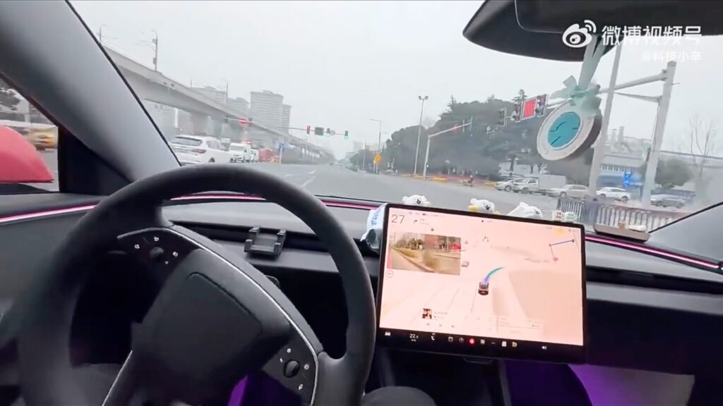 La conduite autonome de Tesla est disponible en Chine // Source : CarNewsChina via YouTube La conduite autonome de Tesla est disponible en Chine // Source : CarNewsChina via YouTube