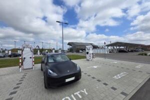 Une recharge chez Ionity pour cette Tesla Model Y // Source : Bob JOUY pour Numerama