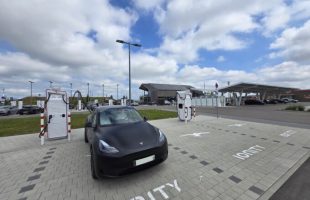 Une recharge chez Ionity pour cette Tesla Model Y // Source : Bob JOUY pour Numerama