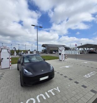 Une recharge chez Ionity pour cette Tesla Model Y // Source : Bob JOUY pour Numerama