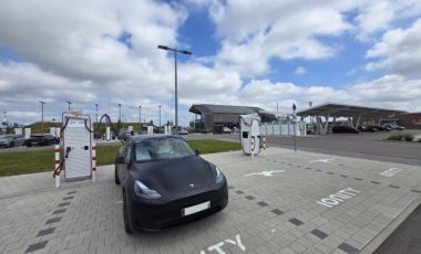 Une recharge chez Ionity pour cette Tesla Model Y // Source : Bob JOUY pour Numerama