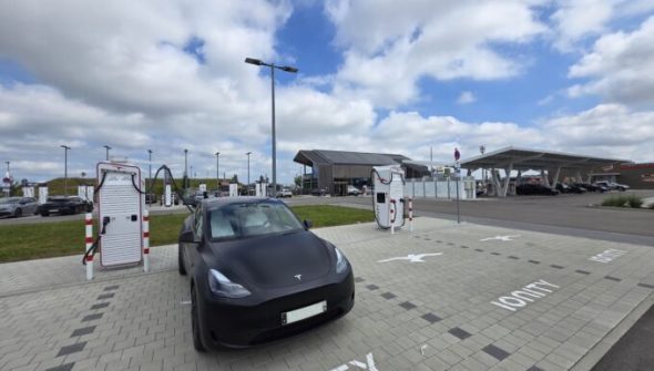 Une recharge chez Ionity pour cette Tesla Model Y // Source : Bob JOUY pour Numerama