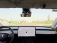 Un autre Youtubeur américain a mis à l'épreuve l'Autopilot de Tesla avec un faux mur // Source : Kyle Paul via YouTube
