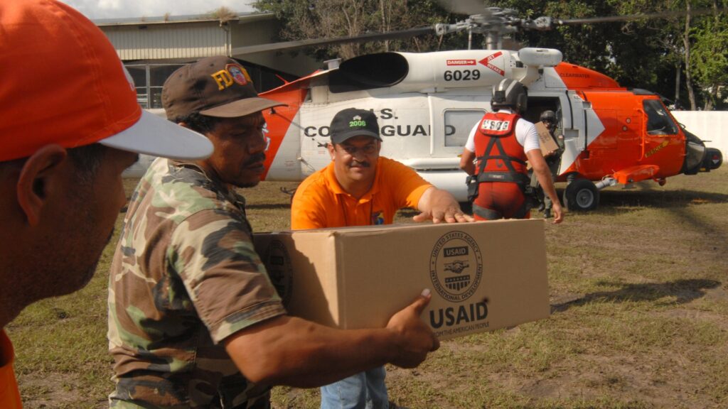 L'USAID apporte une aide humanitaire importante dans le monde. // Source : United States Coast Guard, 2007