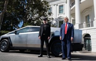 Trump achète une Tesla à la Maison Blanche // Source : White House sur X (Twitter)