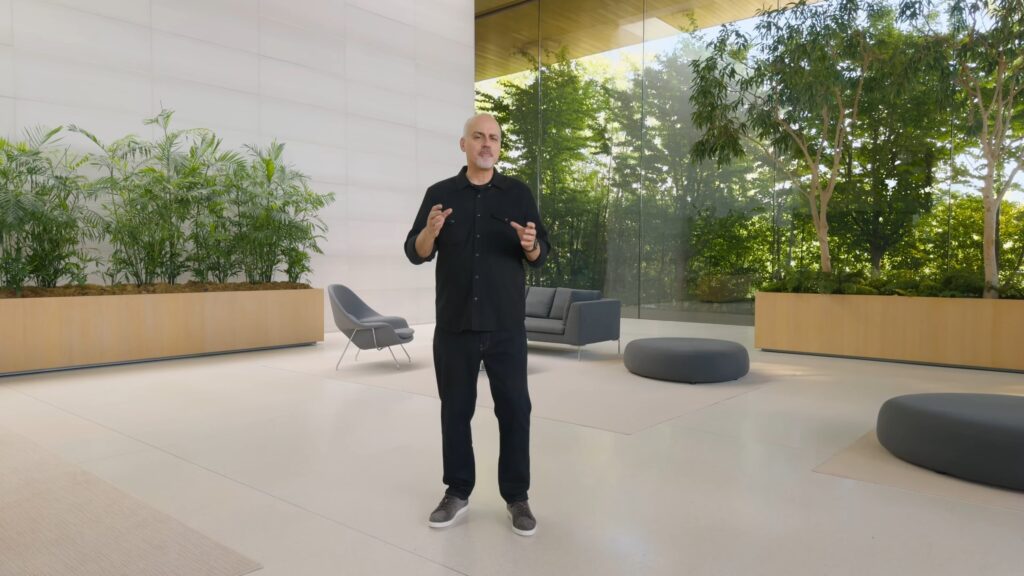 Mike Rockwell lors de l'annonce de visionOS 2 à la WWDC. Il ne présentera sans doute pas visionOS 3, qui devrait être laissé à Federighi, comme iOS et iPadOS.