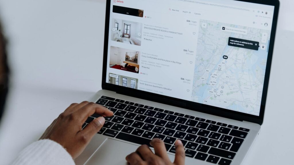Airbnb est l'une des apps de location de vacances les plus utilisées. // Source : Pexels Airbnb est l'une des apps de location de vacances les plus utilisées. // Source : Pexels