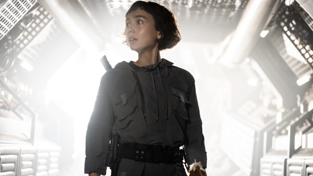 Sydney Chandler interprète Wendy, l'héroïne d'Alien : Earth // Source : Patrick Brown/FX Sydney Chandler interprète Wendy, l'héroïne d'Alien : Earth // Source : Patrick Brown/FX