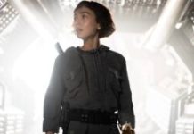 Sydney Chandler interprète Wendy, l'héroïne d'Alien : Earth // Source : Patrick Brown/FX Sydney Chandler interprète Wendy, l'héroïne d'Alien : Earth // Source : Patrick Brown/FX