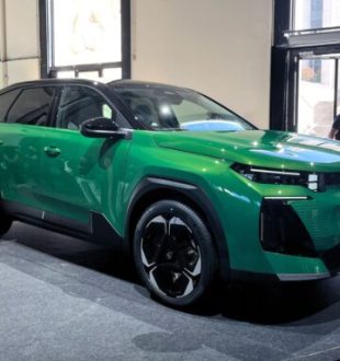 Le nouveau Citroën C5 Aircross (2025) dans sa teinte spéciale Incredible Green // Source : Robin San Vicente pour Numerama