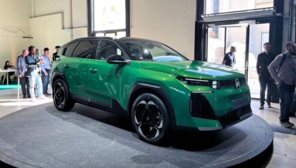 Le nouveau Citroën C5 Aircross (2025) dans sa teinte spéciale Incredible Green // Source : Robin San Vicente pour Numerama