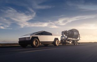 Tesla Cybertruck tractant une pièce de fusée SpaceX // Source : Tesla