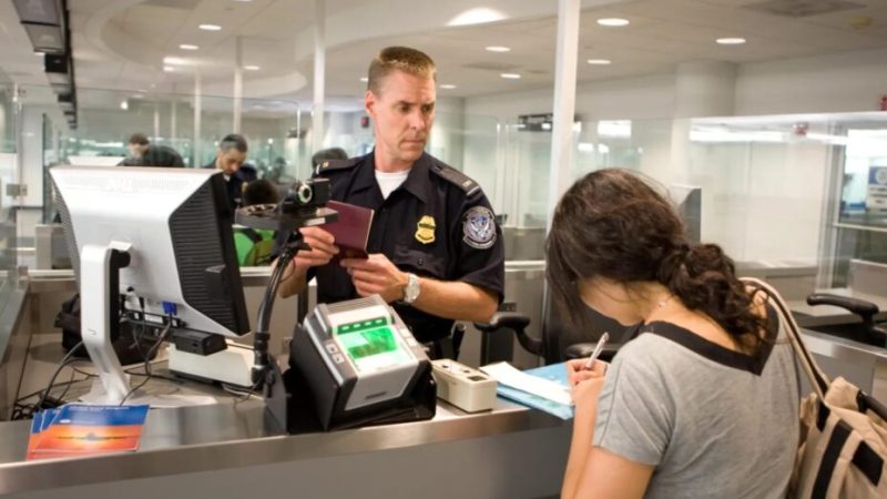 Touristes en prison : a-t-on le droit de télétravailler pendant un déplacement aux États-Unis ?