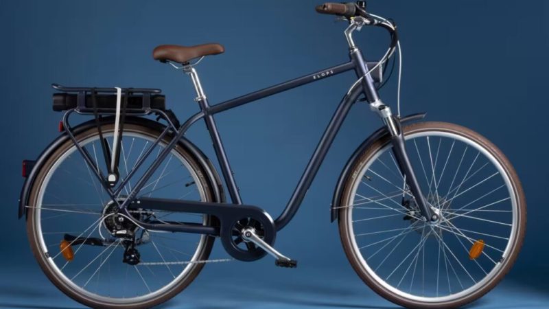 Le vélo de ville électrique Elops 900 s&rsquo;affiche à un prix imbattable chez Decathlon