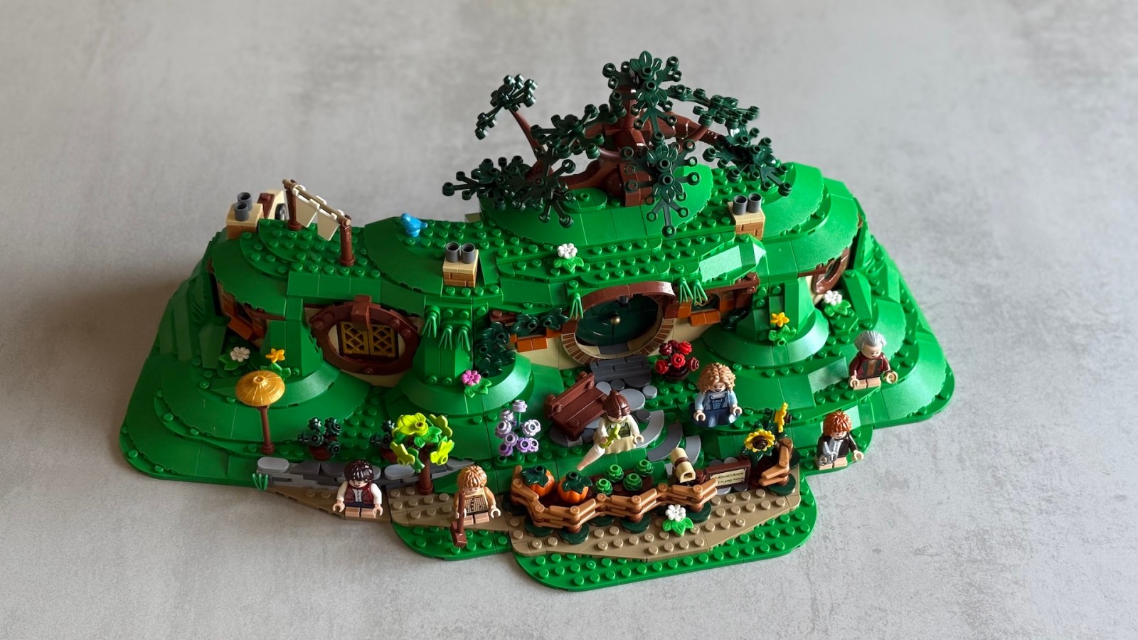 Après Fondcombe et la Tour de Sauron, Lego nous emmène faire un tour chez les Hobbits