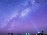 Campeurs observant les étoiles. // Source : Envato