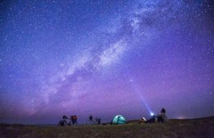 Campeurs observant les étoiles. // Source : Envato