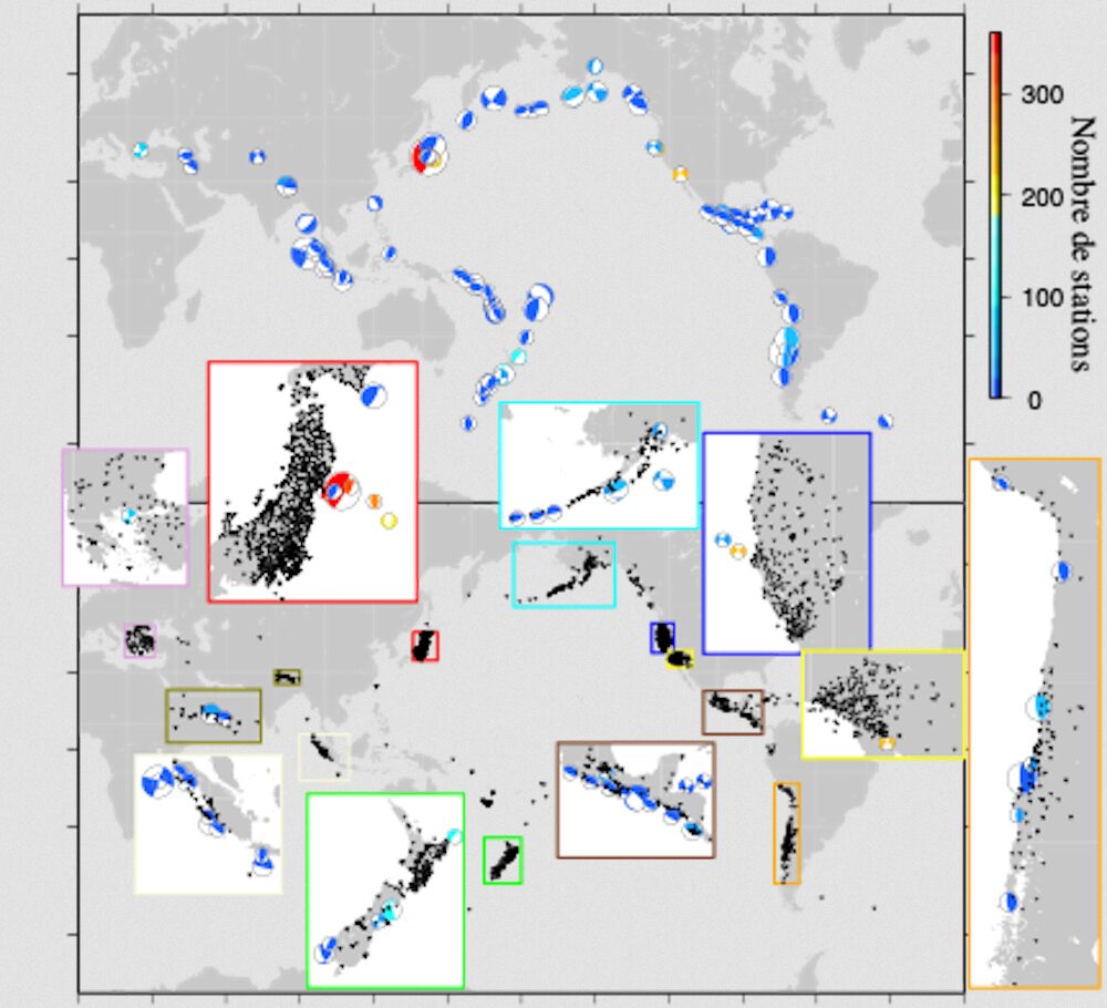 Stations GPS (triangles noirs) dont les données, enregistrées toutes les cinq minutes pendant les 48 heures précédant les grands séismes (carte du haut), ont été « stackées » pour obtenir la figure 2. Les couleurs des séismes représentent le nombre de stations ayant enregistré des données pour chaque événement. Les rectangles de couleurs sont des zooms sur les régions à forte densité de stations GPS // Source : Capture d'écran Stations GPS (triangles noirs) dont les données, enregistrées toutes les cinq minutes pendant les 48 heures précédant les grands séismes (carte du haut), ont été « stackées » pour obtenir la figure 2. Les couleurs des séismes représentent le nombre de stations ayant enregistré des données pour chaque événement. Les rectangles de couleurs sont des zooms sur les régions à forte densité de stations GPS // Source : Capture d'écran