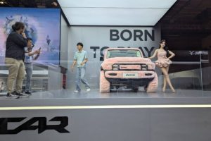 icar en fourrure rose au salon de Shanghai 2025 // Source : Raphaelle Baut pour Numerama 