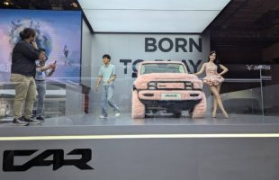 icar en fourrure rose au salon de Shanghai 2025 // Source : Raphaelle Baut pour Numerama 