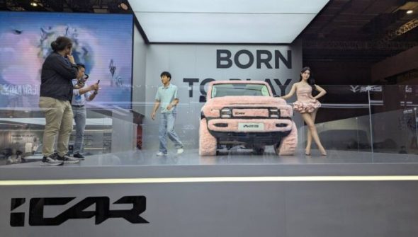 icar en fourrure rose au salon de Shanghai 2025 // Source : Raphaelle Baut pour Numerama 