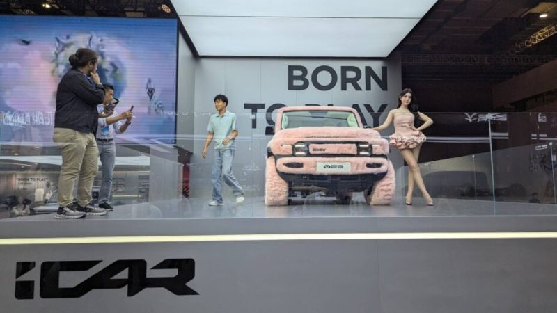 Le salon auto de Shanghai ne fait rien comme les autres : de la fourrure, des doublons et des robots