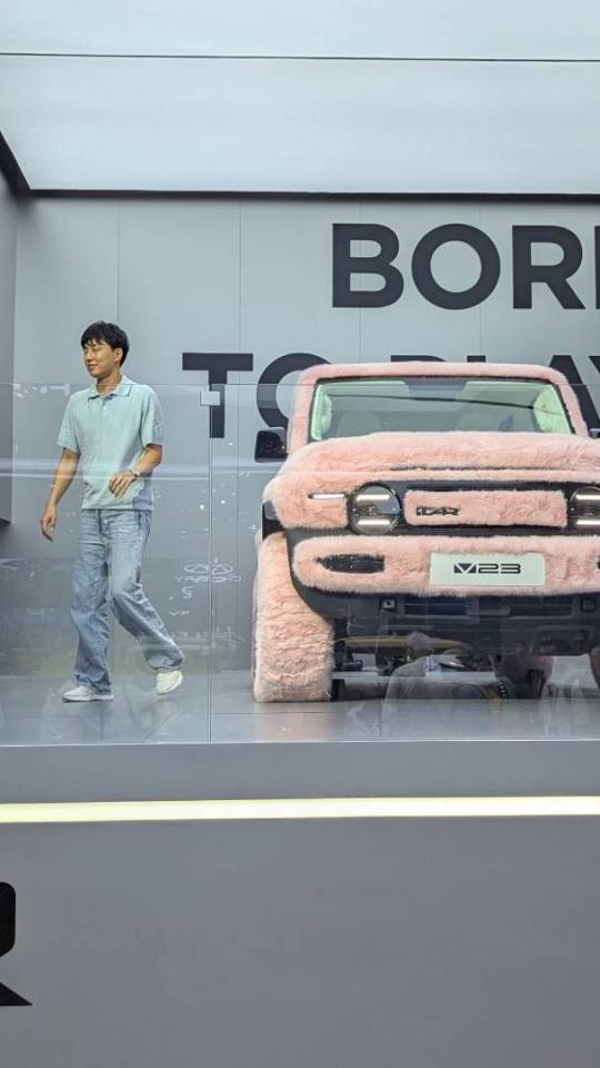icar en fourrure rose au salon de Shanghai 2025 // Source : Raphaelle Baut pour Numerama 