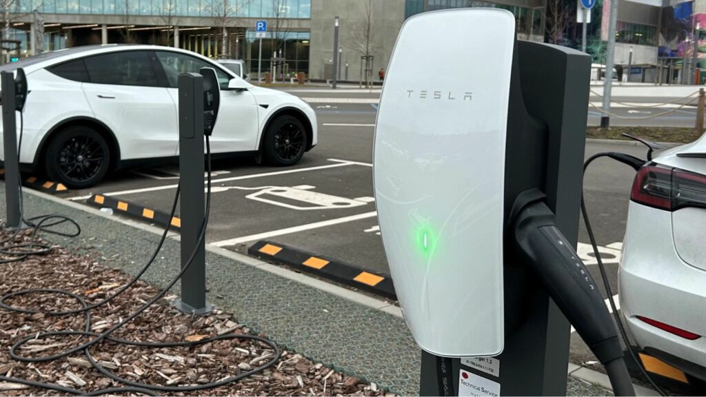 Une borne « Wall Connector » à la Gigafactory de Tesla à Berlin // Source : Christian Heinig - Moz.de