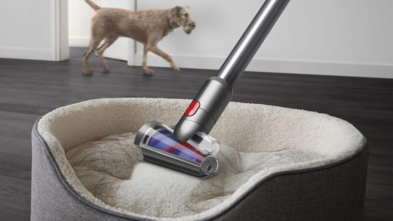 Cet aspirateur balai de Dyson devient bien plus intéressant avec 100 € de moins