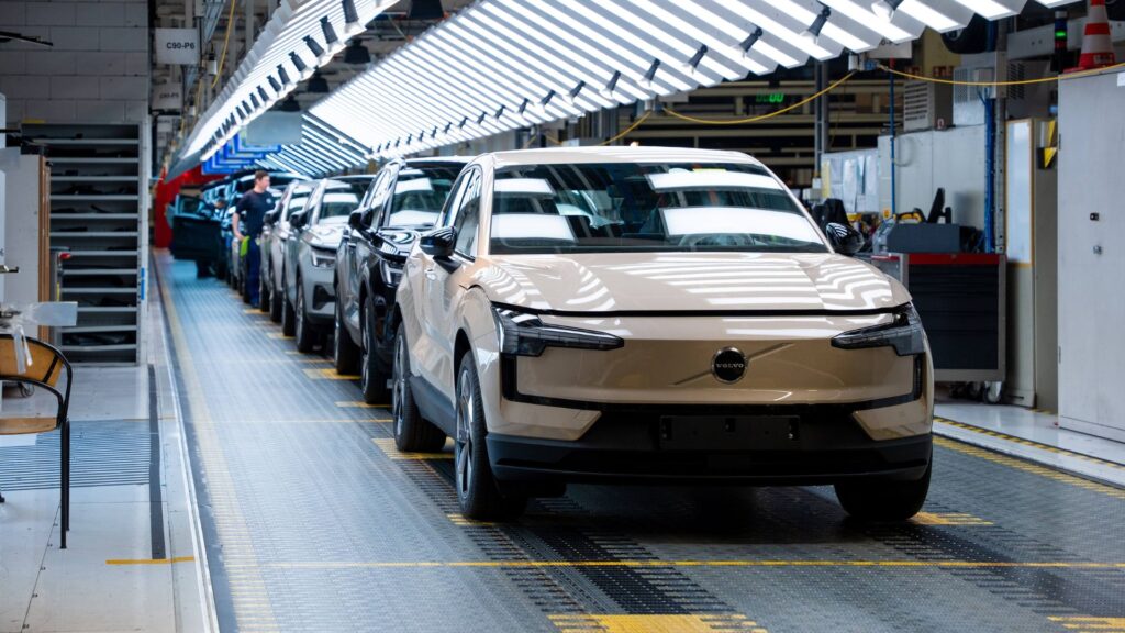 Le Volvo EX30 sur sa nouvelle chaîne de production à Gand, en Belgique // Source : Volvo