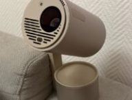 Le Xgimi MoGo 3 Pro sur un canapé. // Source : Numerama