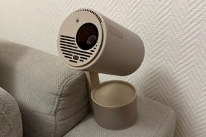 Le Xgimi MoGo 3 Pro sur un canapé. // Source : Numerama