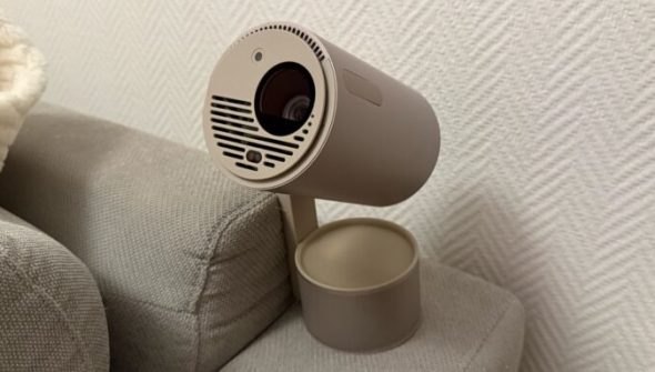 Le Xgimi MoGo 3 Pro sur un canapé. // Source : Numerama