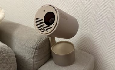 Le Xgimi MoGo 3 Pro sur un canapé. // Source : Numerama Le Xgimi MoGo 3 Pro sur un canapé. // Source : Numerama