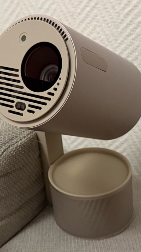 Le Xgimi MoGo 3 Pro sur un canapé. // Source : Numerama