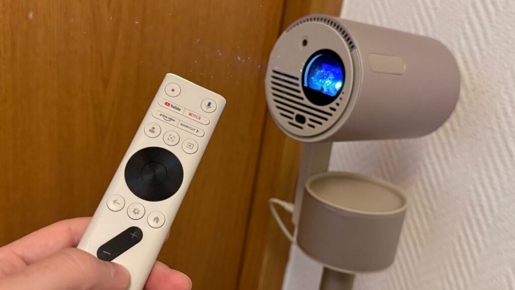 Le MoGo 3 Pro dispose d'un design très simple, avec une télécommande épurée.