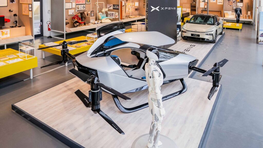 Xpeng et ses diff&eacute;rentes technologies : robot, e-vtol, voiture // Source : Xpeng
