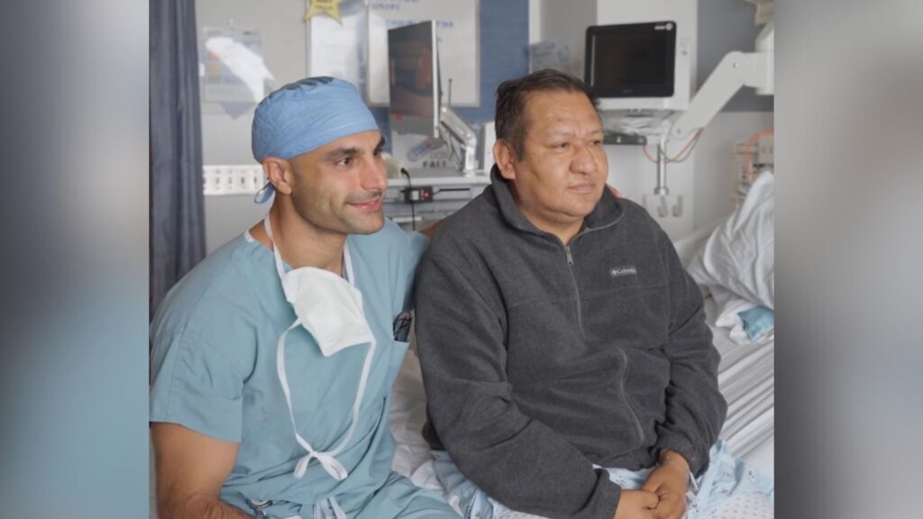 Dr. Nima Nassiri et son patient, Oscar Larrainzar // Source : Extrait d'une vidéo de Cesar SarmientoUCLA Health